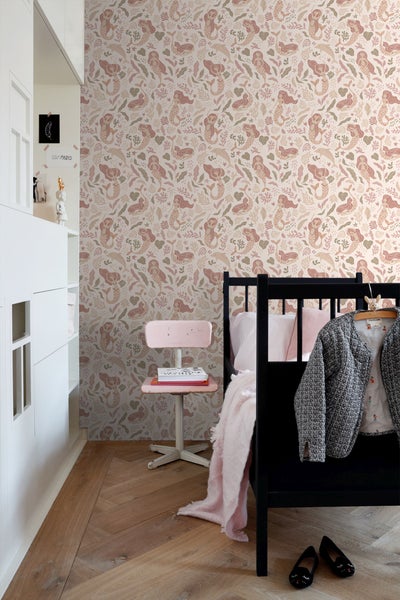 Kinderzimmer mit Tapete mit Meerjungfrauenmuster, Bett und Schrank