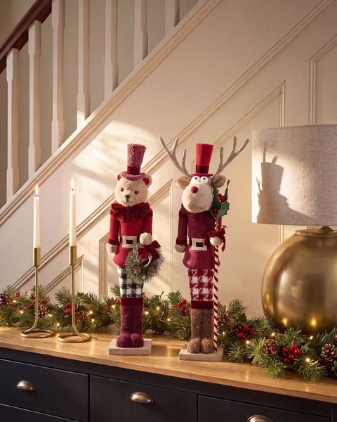 Zwei weihnachtliche Dekofiguren Rentier und Bär in Nussknacker Optik mit Textilkleidung und Zylinder auf Holzsockel.
