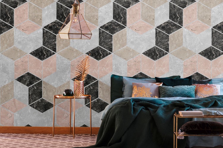 Schlafzimmer mit geometrischer Marmortapete, Nachttisch und dekorativer Pendelleuchte.