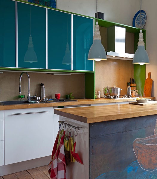 Helle Küche mit Kochinsel, Spüle und Hängeschränken für einen organisierten Raum.