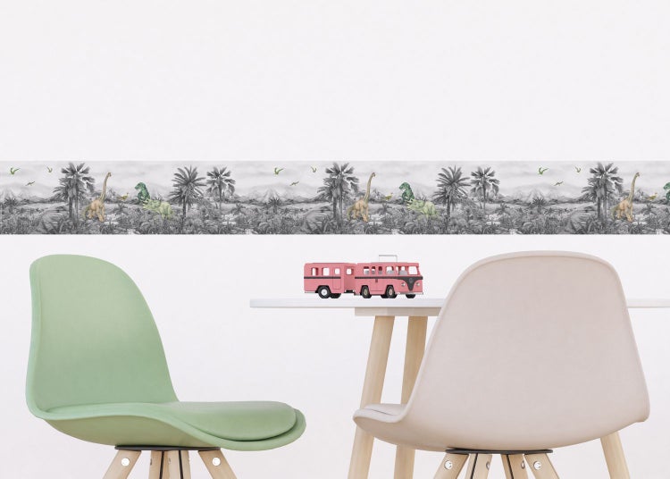 Szene mit einer Dinosaurierbordüre, einem Spielzeugbus und zwei Stühlen