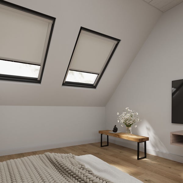 Helles Schlafzimmer mit zwei Dachfenstern und blickdichten Rollos