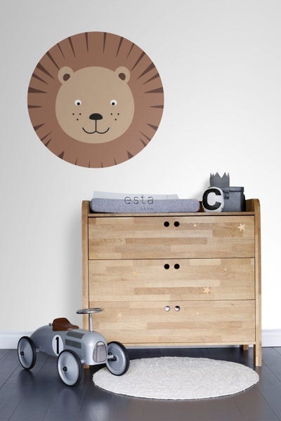 Kinderzimmer mit Löwenwandtattoo, Holzkommode und Spielzeugauto