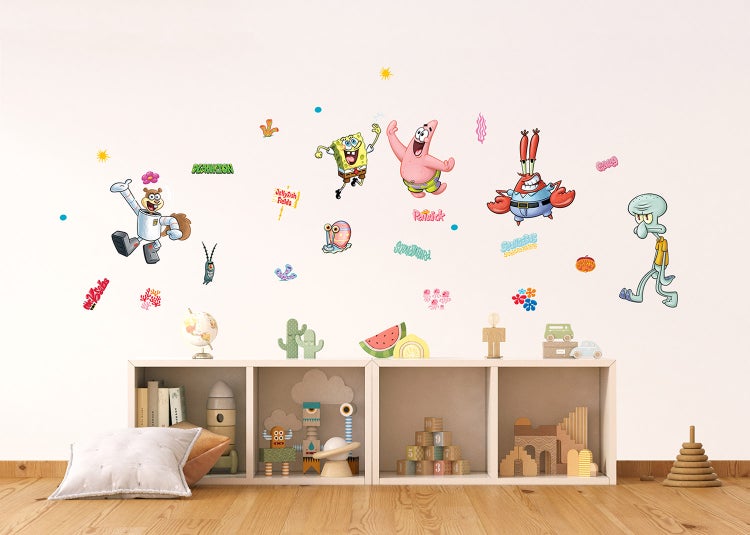 Wandsticker-Set SpongeBob Schwammkopf mit Charakteren wie Patrick und Thaddäus in einem hellen Kinderzimmer über einem Spielzeugregal.