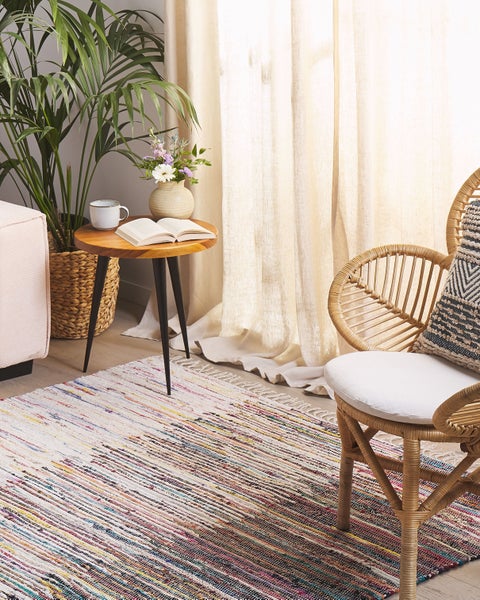 Rechteckiger, bunter Flickenteppich mit hellen Fransen und einer runden Detailaufnahme des gewebten Musters.