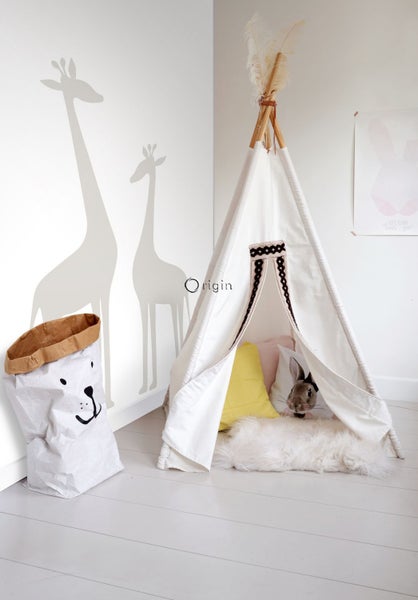 Kinderzimmer mit Spielzelt, Papierkorb und Giraffen-Wandtattoos.
