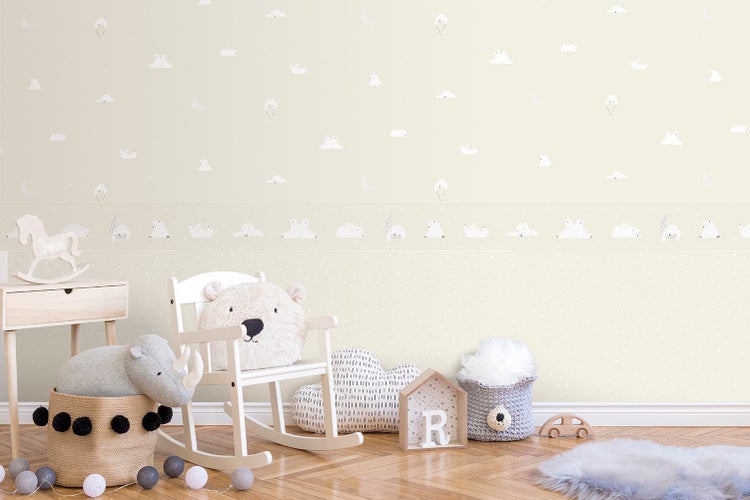 Kinderzimmer mit Tapete mit Bärenmotiven, Spielzeug und Holzfußboden