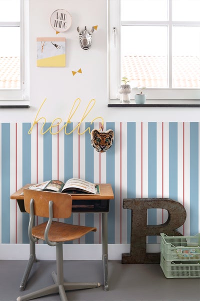 Dekoratives Kinderzimmer mit Schreibtisch, Stuhl und gestreifter Tapete