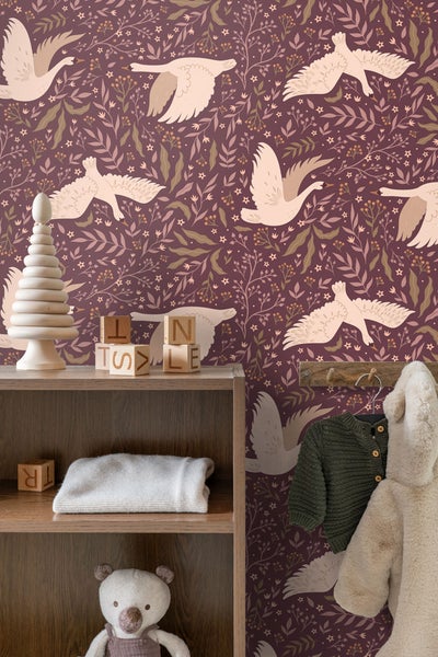 Kinderzimmer mit Tapete mit Vogel- und Pflanzenmuster, Holzregal und Spielzeug