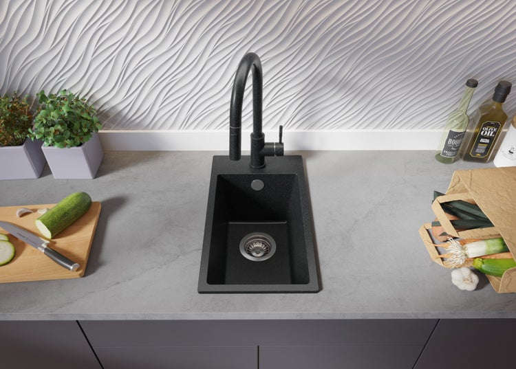 Küchenszene mit schwarzer Spüle, Armatur und frischen Zutaten