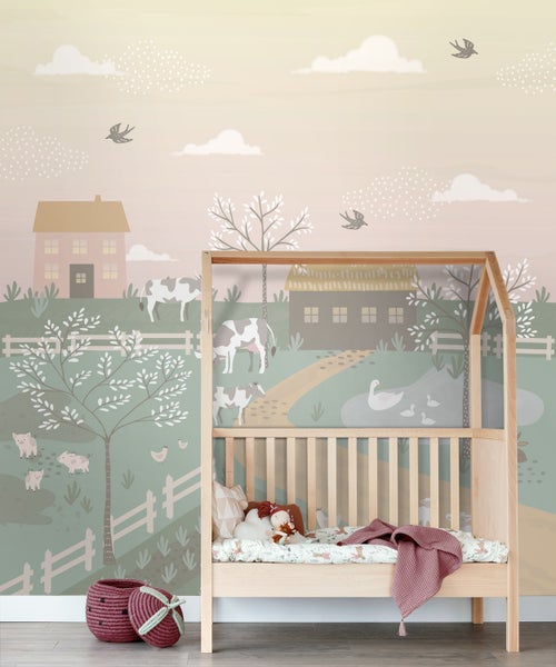 Kinderzimmer mit Kinderbett und Bauernhof-Tapete mit Haus, Kühen, Schweinen und Enten