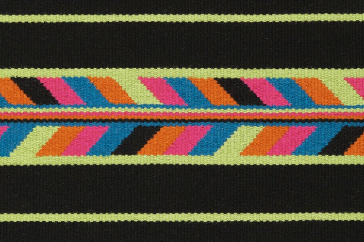 Gewebter Teppich mit horizontalen Streifen und mehrfarbigem geometrischem Muster aus diagonalen Blöcken.