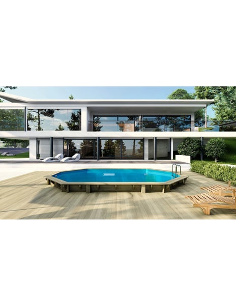 Szene mit einem Holzpool im Garten eines modernen Hauses mit Holzterrasse und Sonnenliegen.