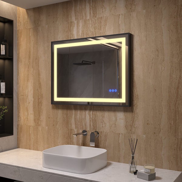 Rechteckiger Badezimmerspiegel mit LED Beleuchtung und schwarzem Rahmen über einem Waschbecken in modernem Badezimmer.