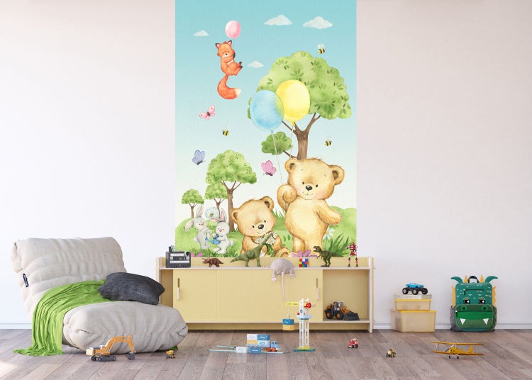 Kinderzimmer mit Wandbild mit Bäumen, Bären, Füchsen und Ballons