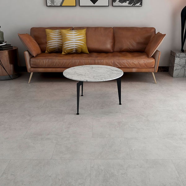 Heller Wohnraum mit modernem Sofa, Couchtisch und Bodenfliesen.