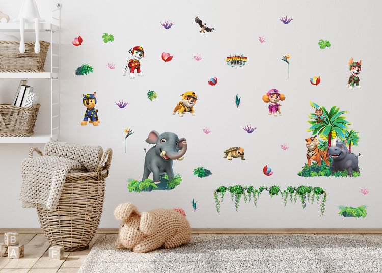 Wandsticker Set mit Motiven der Paw Patrol Jungle Pups sowie verschiedenen Dschungeltieren wie Elefant und Tiger in einem hellen Kinderzimmer.