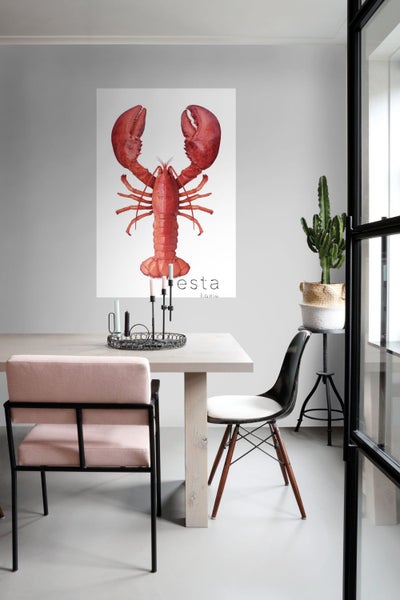 Esszimmer mit Tisch, Stühlen, Kaktus und einem Wandbild mit einem Hummer