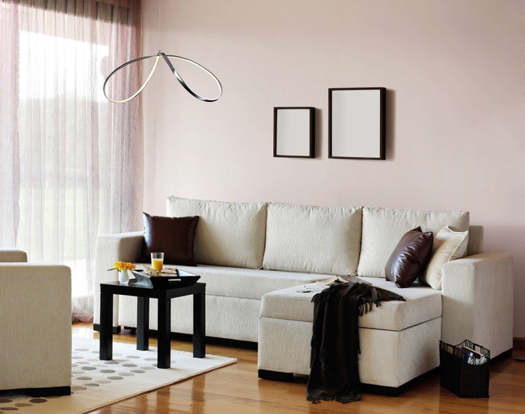 Wohnzimmer mit Sofa, Couchtisch, Pendelleuchte und dekorativen Elementen für ein stilvolles Ambiente