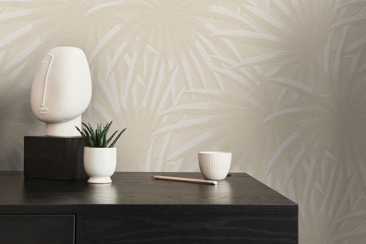 Einrichtungsidee mit Kommode, Zimmerpflanze und gemusterter Tapete