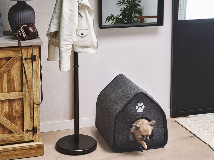 Graue Tierhöhle aus Filz in Hausform mit Pfotensymbol und Reißverschluss.