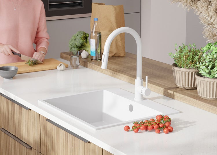 Küchenszene mit Spüle, Armatur und Lebensmitteln