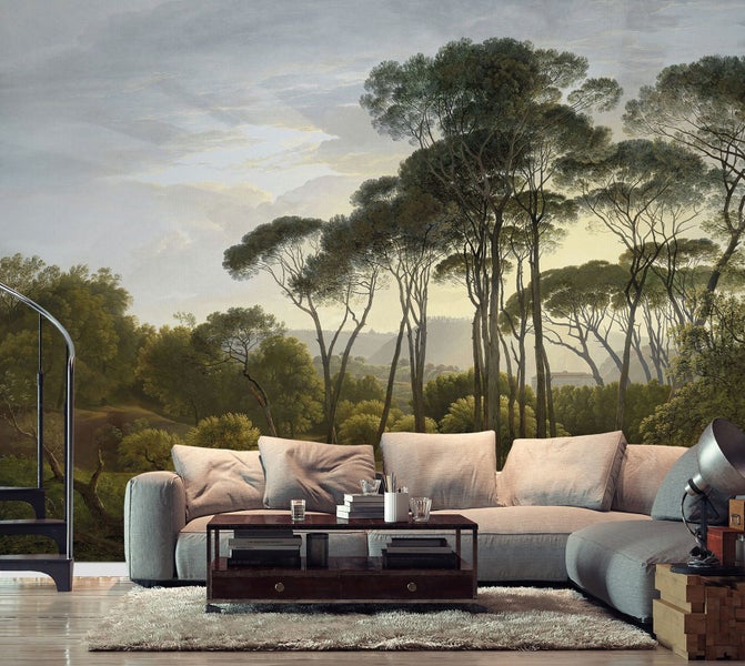 Wohnzimmer mit einer Fototapete, die eine Waldlandschaft zeigt, einem Sofa und einer Treppe.