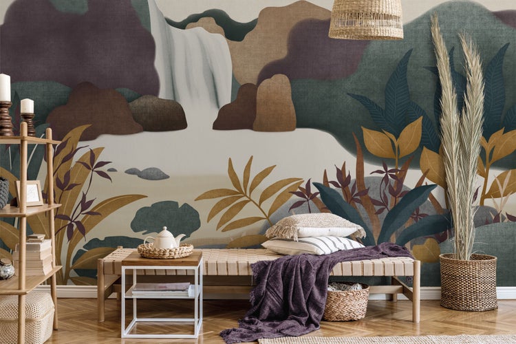 Dekoratives Zimmer mit gemusterter Tapete, Bank und Beistelltisch