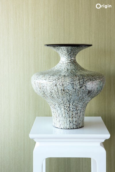 Dekorative Vase aus Mosaik auf einem weißen Tisch