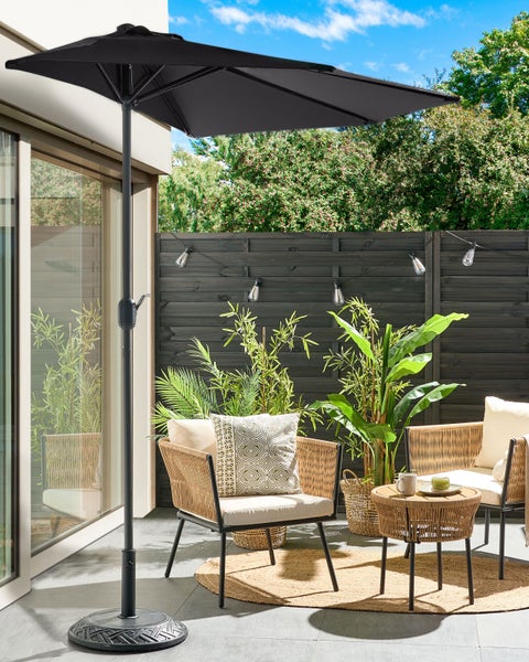Schwarzer Balkonschirm in Halbschirm-Form mit Kurbel und rundem Schirmständer.