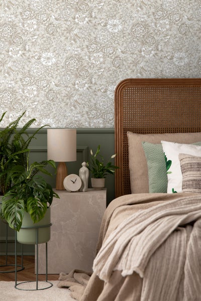 Ein Mann mit Schutzbrille bedient eine Tauchsäge von Festool auf einer Führungsschiene, um präzise Schnitte zu erzielen.