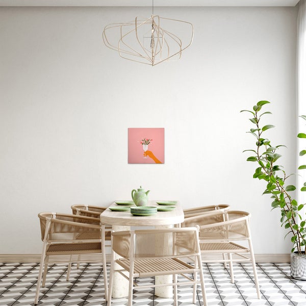 Esszimmer mit Esstisch, Stühlen, Zimmerpflanze, Hängelampe und einem Bild an der Wand