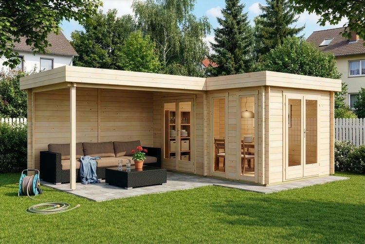 Modernes L-förmiges Gartenhaus aus hellem Holz mit Flachdach, Glasfronten und integriertem Loungebereich auf einer Terrasse.