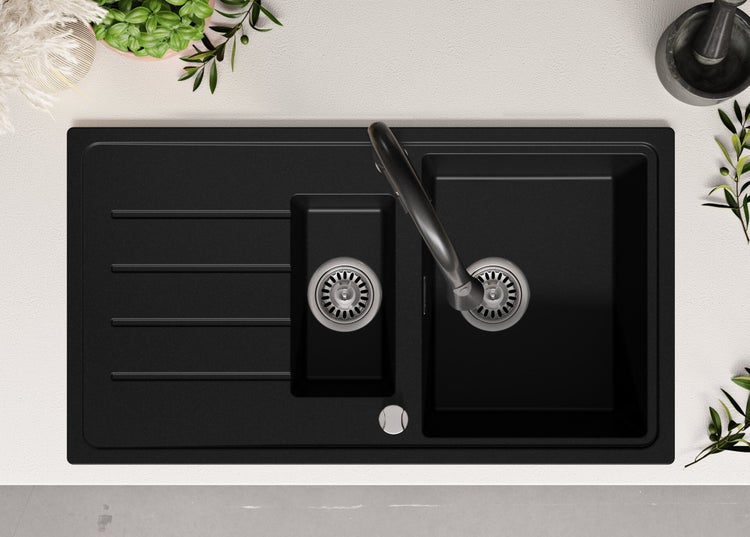 Schwarze Küchenspüle mit Abtropffläche und Wasserhahn
