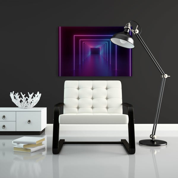 Moderner Sessel mit weißem Polster und dunklem Holzrahmen vor einer Wand mit Neonlicht Kunstdruck sowie Stehleuchte und weißem Beistellschrank.