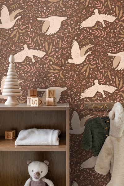 Kinderzimmer mit Tapete mit Schwanenmuster, Holzregal mit Spielzeug und Kinderkleidung