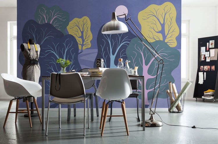 Heller Raum mit einem Tisch, Stühlen, einer Stehlampe und einer Wandtapete mit Baumdesign