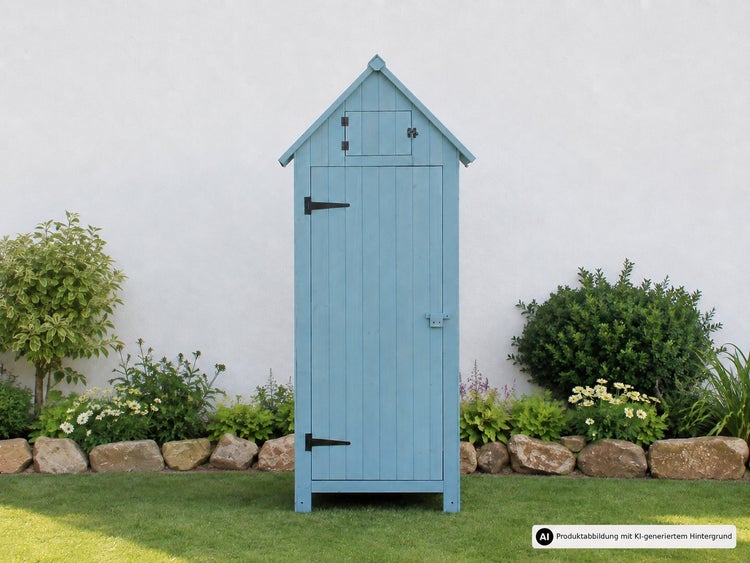 Hoher Geräteschrank aus Holz mit Satteldach und einer Tür im Garten vor einer Gartenmauer.