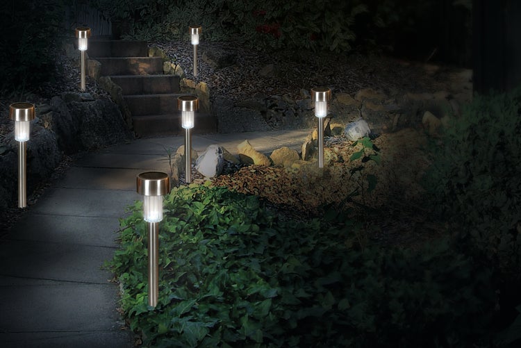 Gartenweg mit Solarleuchten zur abendlichen Beleuchtung