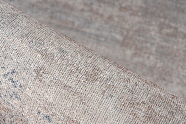 Nahaufnahme eines gewebten Teppichs mit sichtbarer Textur und Muster.