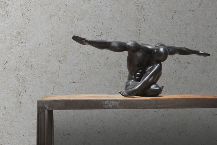 Dekoratives Schlafzimmer mit Bett, Teppich und Beistelltisch