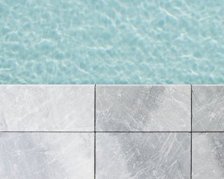 Wohnrausch Marmor Poolumrandung Beckenrandstein MIRA GREY, 61 x 30 x 3 cm, 1 Rundkante, sandgestrahlt, hellgrau