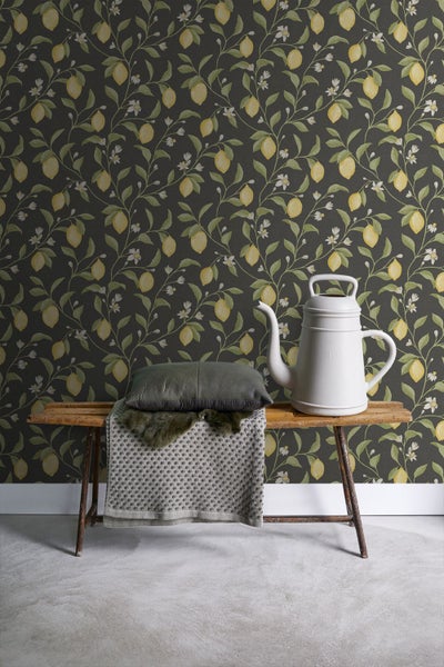 Wandgestaltung mit Zitronenmuster, Teekanne und Bank