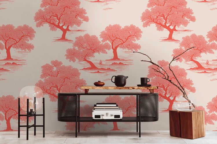 Vliestapete mit Baum-Motiv in einem modern eingerichteten Raum mit schwarzem Sideboard und dekorativen Wohnaccessoires.