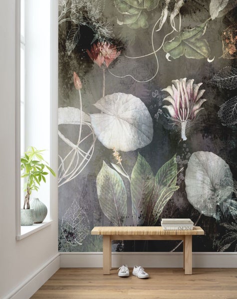 Raum mit Fototapete mit floralem Muster, Holzbank und Zimmerpflanze