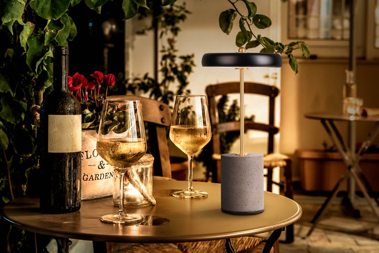 Akku Tischleuchte SETA schwarz 30 cm hoch aus Metall und Beton, mit fest verbauter LED