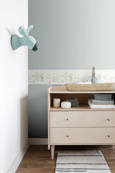 Babyzimmer mit Kommode, Wanddekoration und Teppich