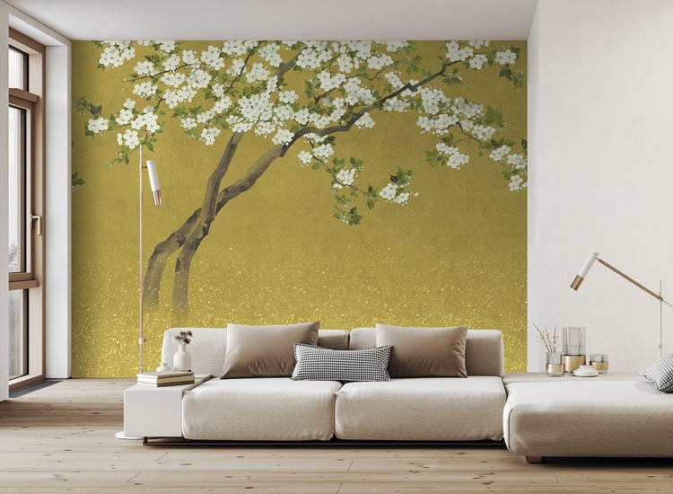 Wohnzimmer mit einer Fototapete mit einem blühenden Baum als Motiv.