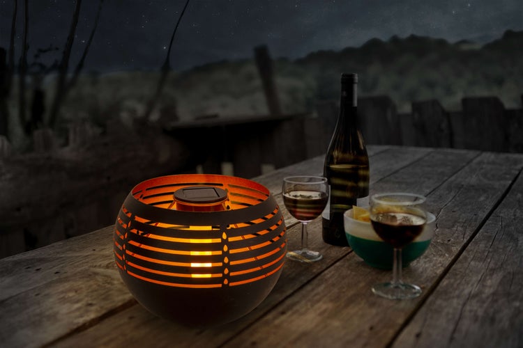 Dekorative Solarlaterne auf einem Holztisch im Garten