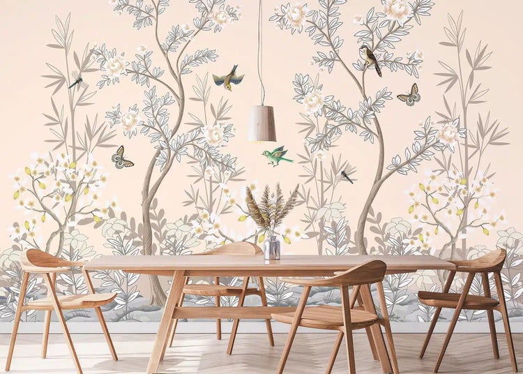 Modernes Esszimmer mit einer großflächigen Fototapete mit Naturmotiv, das Bäume, Blumen, Vögel und Schmetterlinge zeigt.